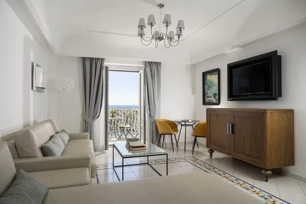 Soggiorno elegante con arredi moderni e vista sul mare.