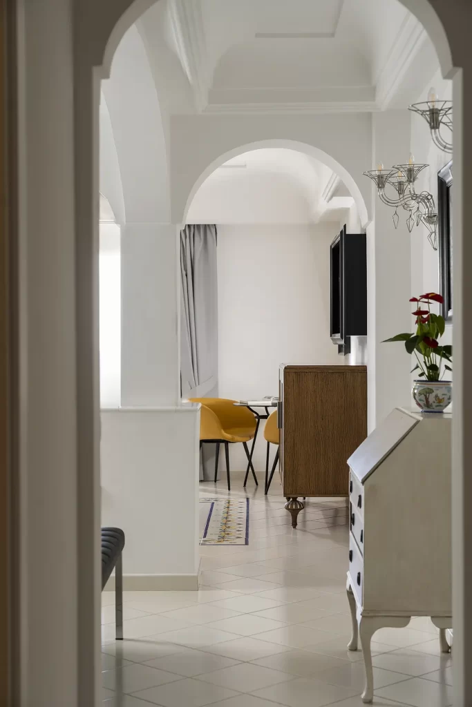 Interno elegante con mobili moderni, arco e illuminazione soffusa.