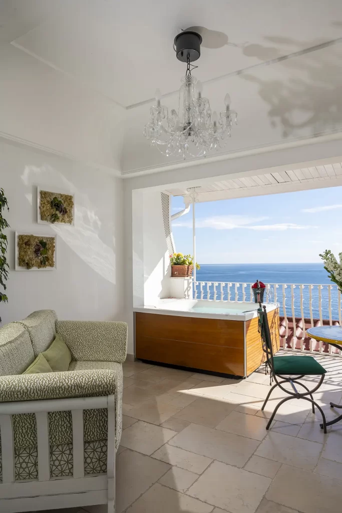 Soggiorno luminoso con vista sul mare e arredo elegante.
