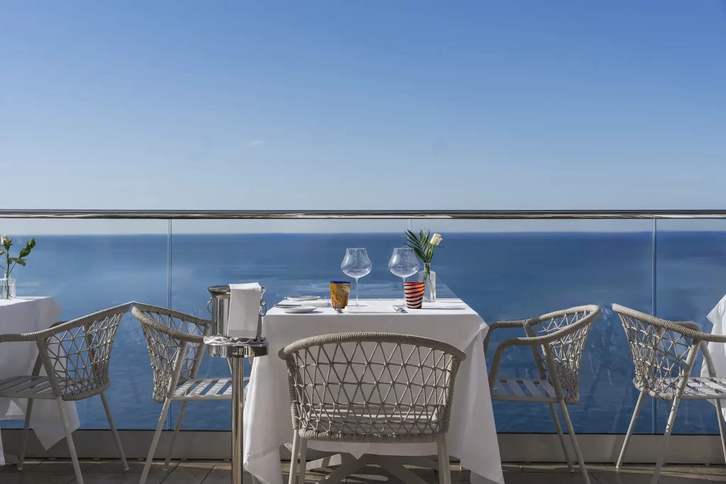 Tavolo all'aperto in un ristorante con vista sull'oceano.