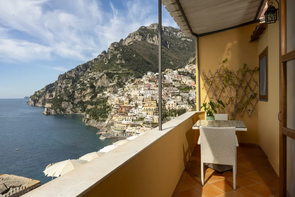 Balcone con vista panoramica sulla costa e le case di Positano.
