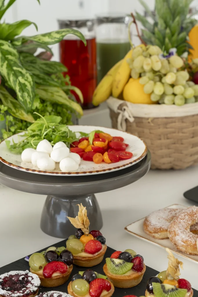 Un tavolo con frutta, verdura e dolci assortiti.